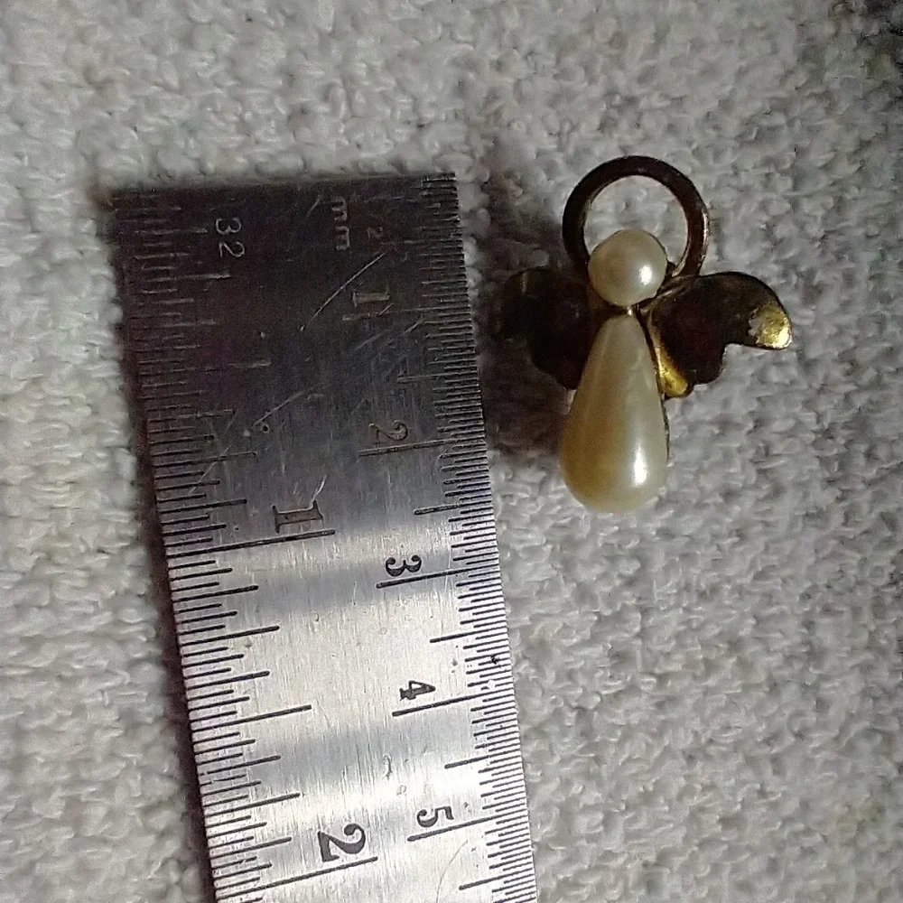 Faux pearl angel pin approx. 1 inch long